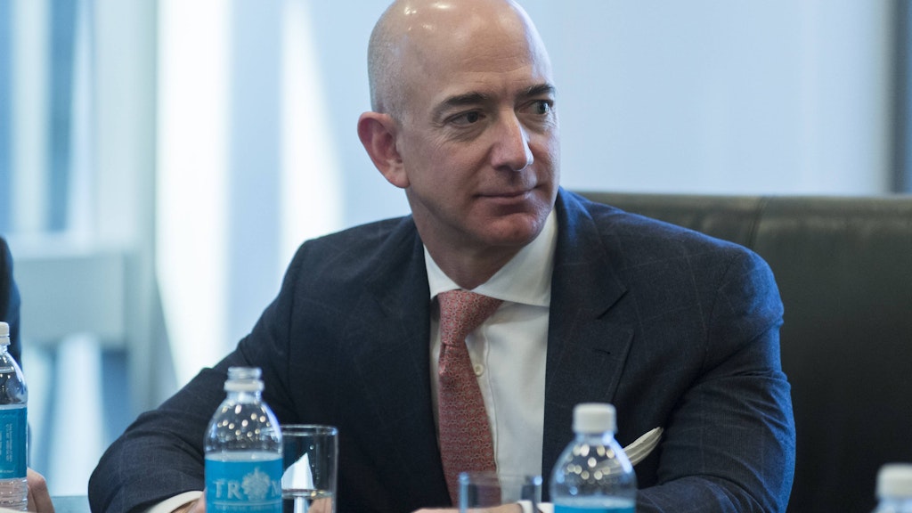 Jeff Bezos finanziert die „Washington Post“, die oft Donald Trump kritisiert. Das stört den US-Präsidenten.