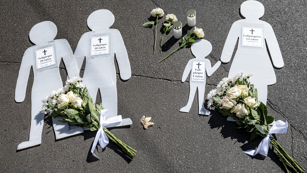 Die Organisatoren der Mahnwache haben Figuren auf die Invalidenstraße gelegt. Die Figuren stehen für die Menschen, die vor einem Jahr bei einem schweren Unfall mit einem Porsche Macan getötet wurden. 
