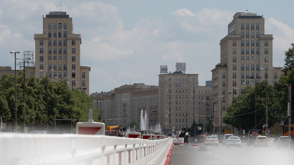 Bauarbeiten auf der Karl-Marx-Allee.
