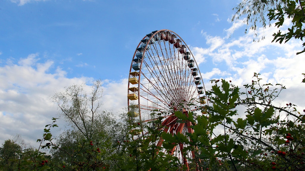 Noch steht das Riesenrad im Spreepark, doch bald soll das Fahrgeschäft zeitweise verschwinden.