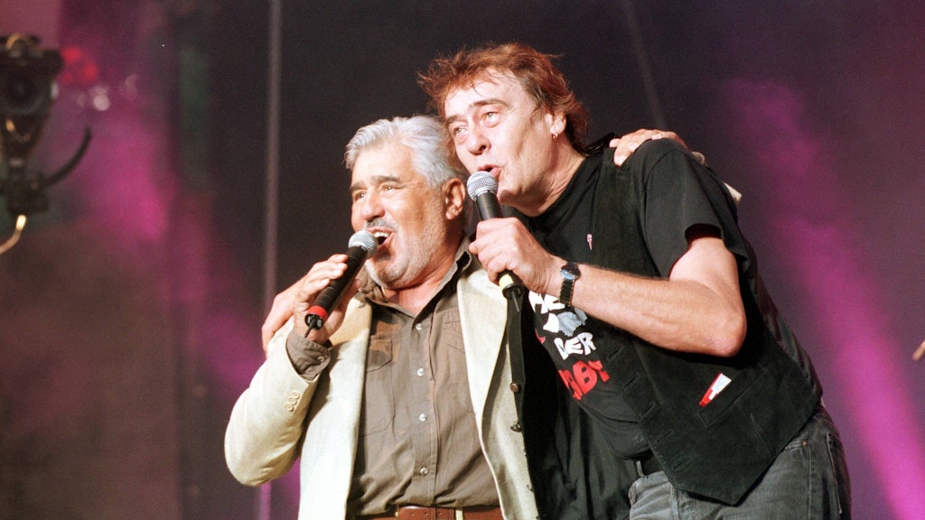 Ganz leger im Sacko tritt Mario Adorf mit Maschine beim 30. Puhdys-Geburtstag in der Waldbühne auf (1999).