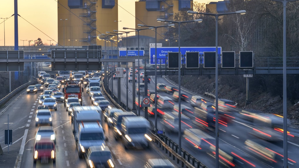 Dichter Verkehr auf der Stadtautobahn A100. Die Grünen wollen deutlich weniger Autos in der Stadt.