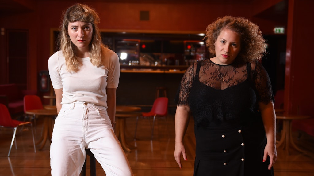 Die Regisseurin Lucia Bihler (l.) und die Schauspielerin Teresa Schergaut im Roten Salon der Volksbühne