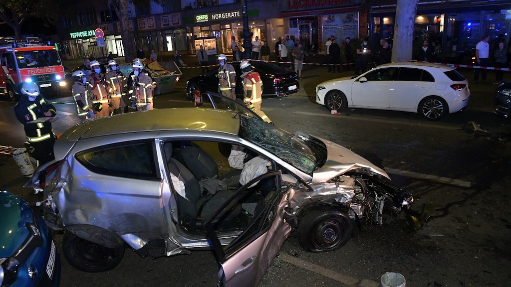 Der Ford Fiesta, in dem die 45-Jährige und ihre 17-jährige Tochter saßen, wurde zertrümmert. 