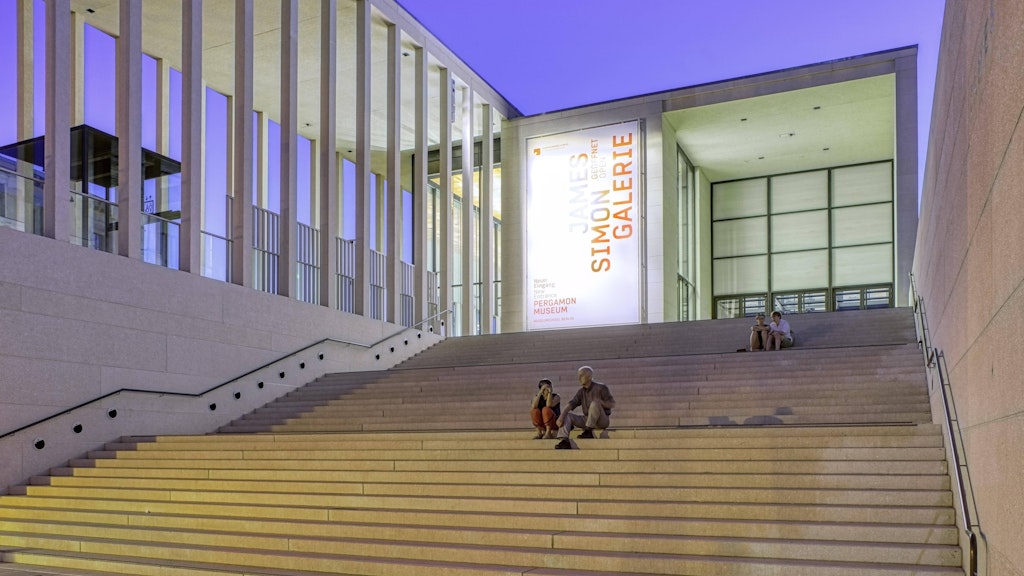 Die Freitreppe der James-Simon-Galerie auf der Berliner Museumsinsel