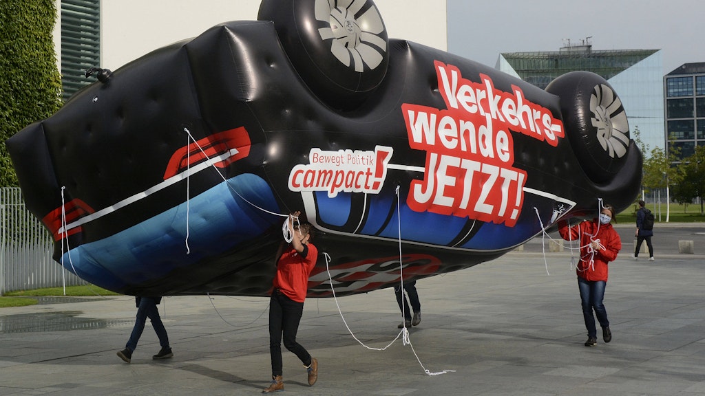 Protest von Umweltschützern vor dem Kanzleramt.