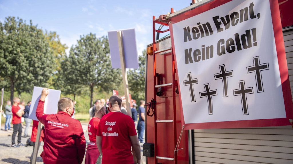 No event, no money. An #alarmstuferot demo in Erfut earlier this month.