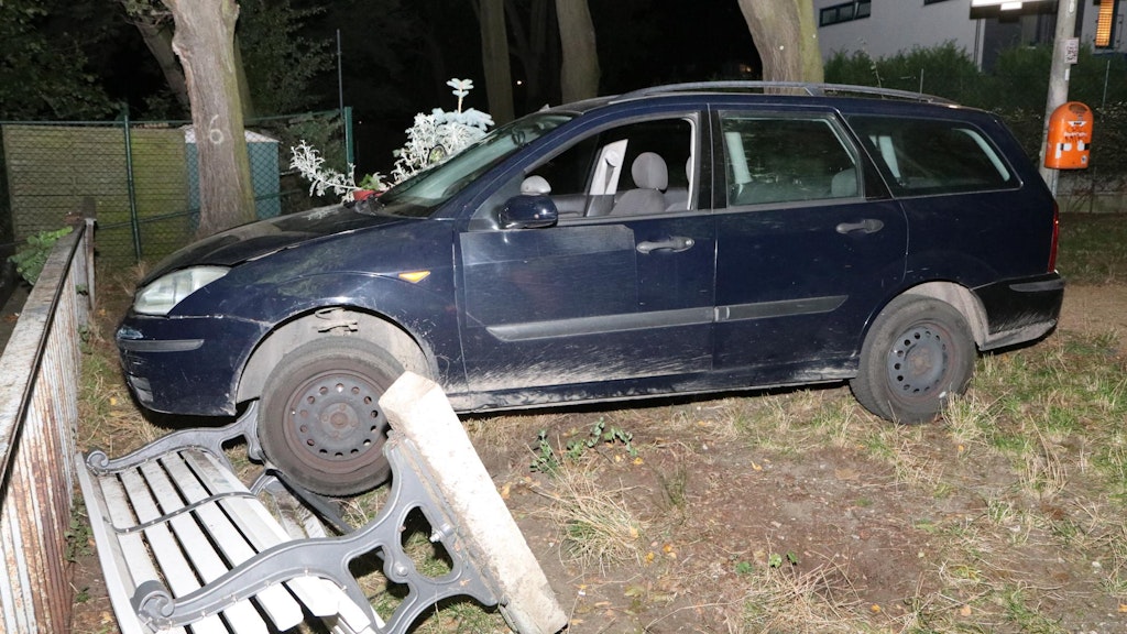 Der Ford kam auf einer Parkbank zum Stehen.