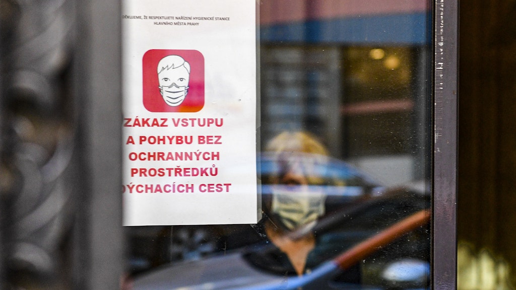 Prag: An einem Fenster einer Postfiliale hängt ein Schild, welches die Menschen darauf hinweist, einen Mundschutz zu tragen. 