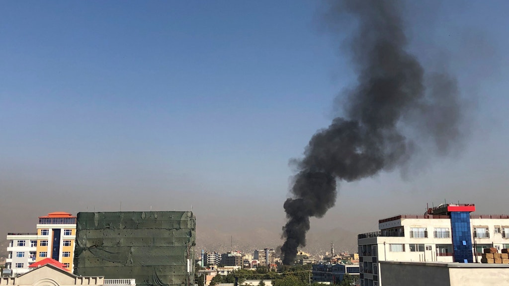 Eine Rauchsäule steigt am Ort des Anschlags in Kabul auf.