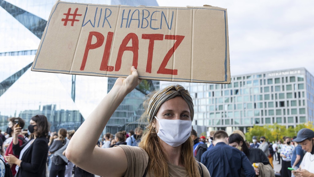 Hunderte Demonstranten fordern die sofortige Aufnahme von Flüchtlingen aus dem durch Feuer zerstören Lager von Moria auf der griechischen Insel Lesbos.