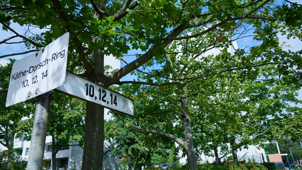  Am Morgen wurden zwei Objekte, unter anderem im Käthe-Dorsch-Ring, von der Polizei durchsucht. Im Zusammenhang mit der rechtsextremen Anschlagsserie in Berlin-Neukölln geht die Polizei gegen einen der Verdächtigen vor, weil er zu Unrecht Corona-Unterstützung kassiert haben soll.