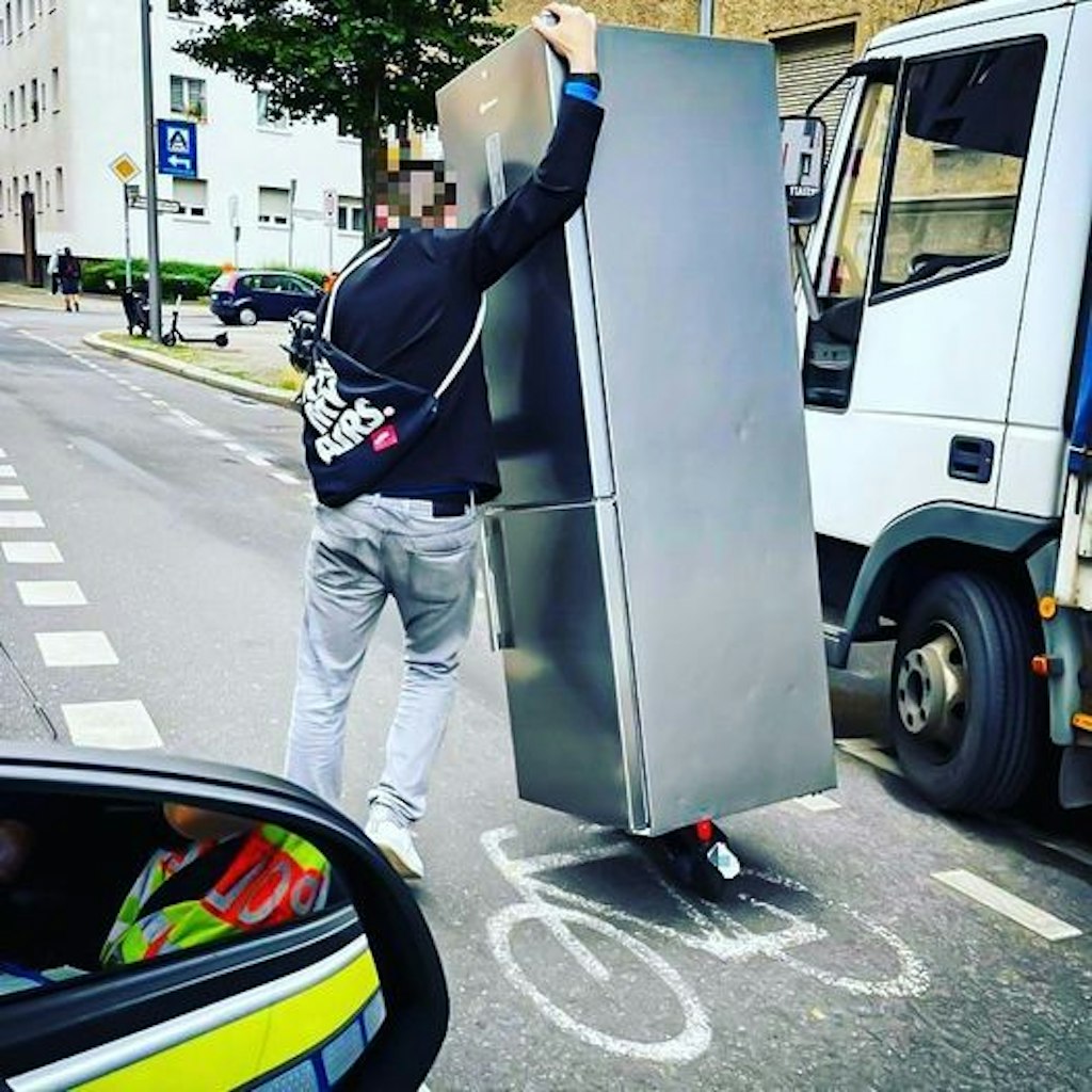 Ein Polizist fotografierte den Transport aus dem Autofenster heraus. 