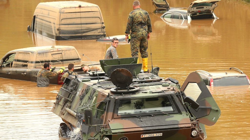 Erftstadt: ein Panzer der Bundeswehr beim Bergen von Fahrzeugen auf der B265.