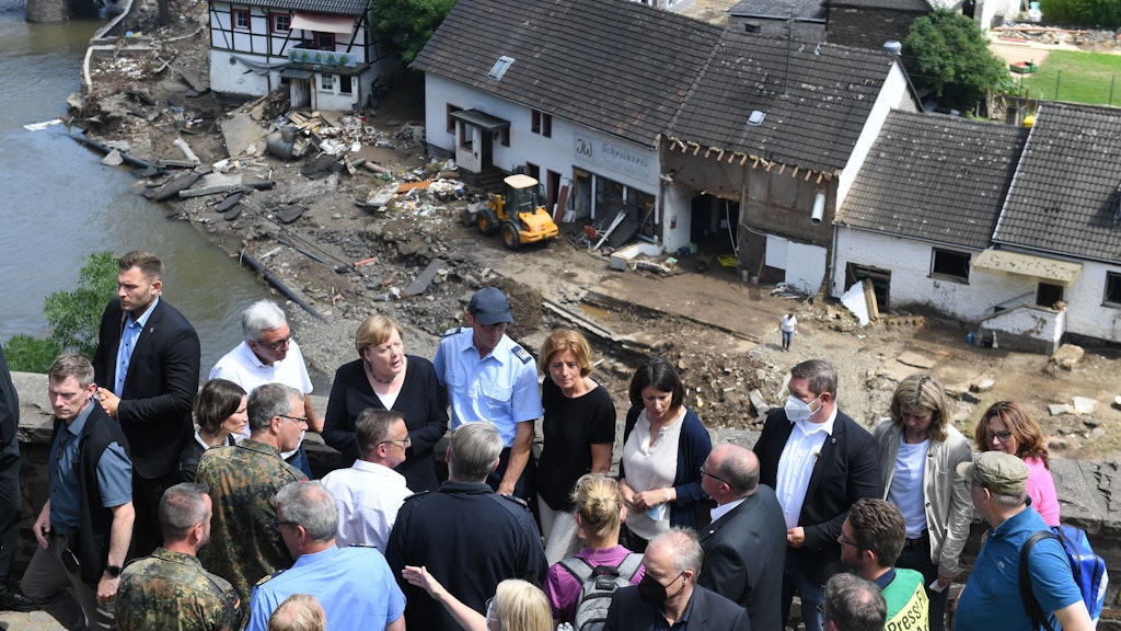 Bundeskanzlerin Angela Merkel (3.v.l.) und Ministerpräsidentin Malu Dreyer (5.v.l.) sind im besonders schwer betroffenen Ort Schuld in Rheinland-Pfalz eingetroffen.