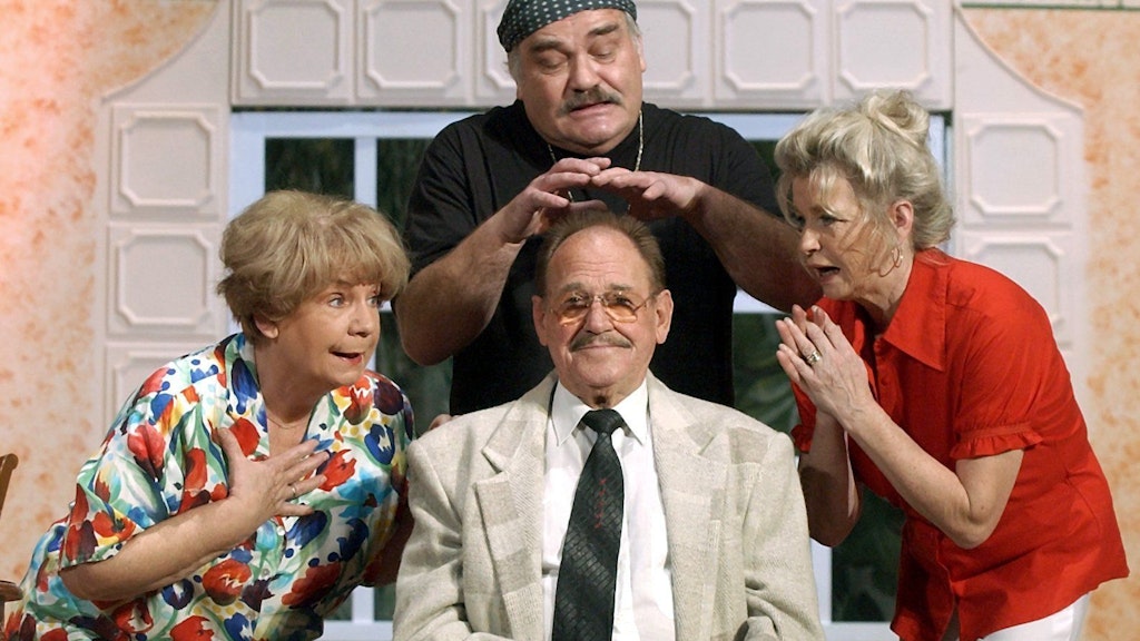 Die Schauspieler Herbert Köfer (vorne), Ingeborg Krabbe (links), Helga Piur und Manfred Richter bei einer Probe des Lustspiels „Balduin – Der Geisterseher“ im Jahr 2002.