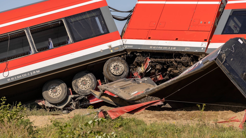 Durch die Wucht des Aufpralls sprangen Waggons aus den Gleisen.