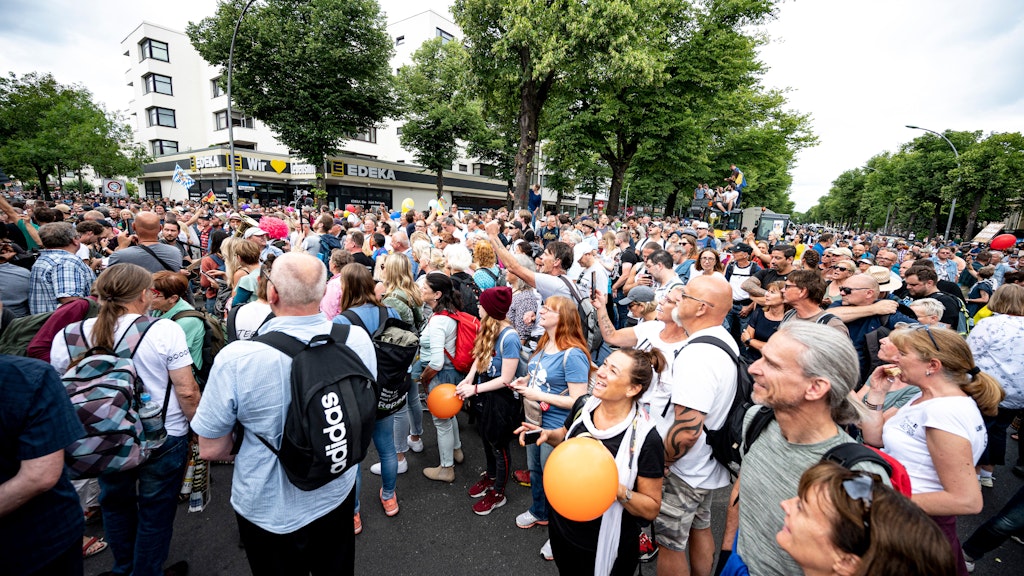 Corona-Protest in Berlin: Demonstranten bei einer unangemeldeten Kundgebung am Sonntag