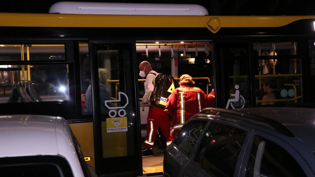 Ein Bus der BVG diente Anwohnern als Sitz- und Ruhepunkt.
