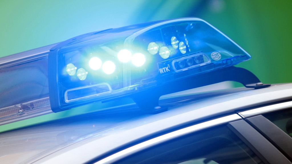 Ein Blaulicht leuchtet auf dem Dach eines Polizeiwagens (Symbolfoto).<br>