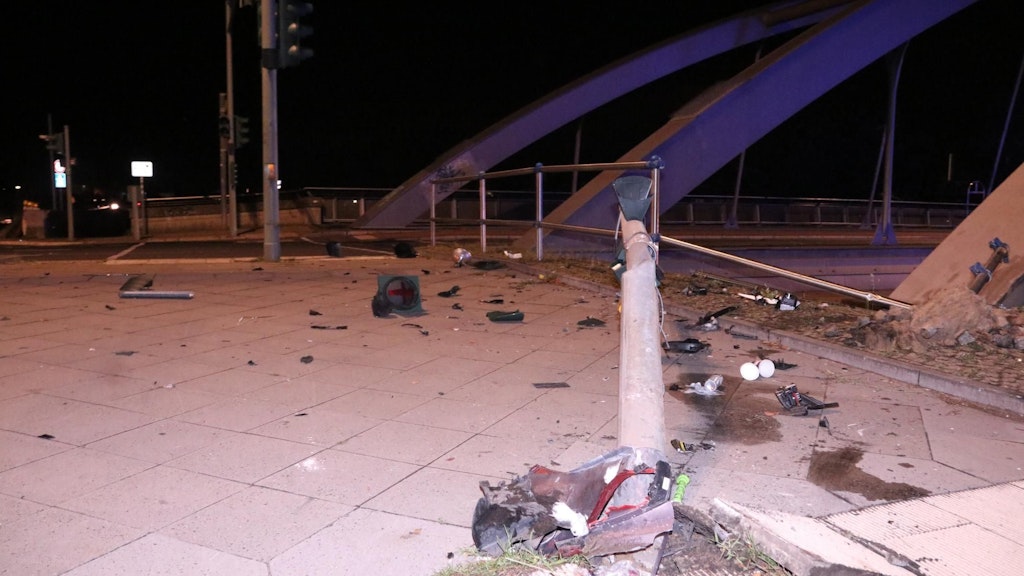 Trümmerteile liegen nach dem Crash an der Straßenüberführung.