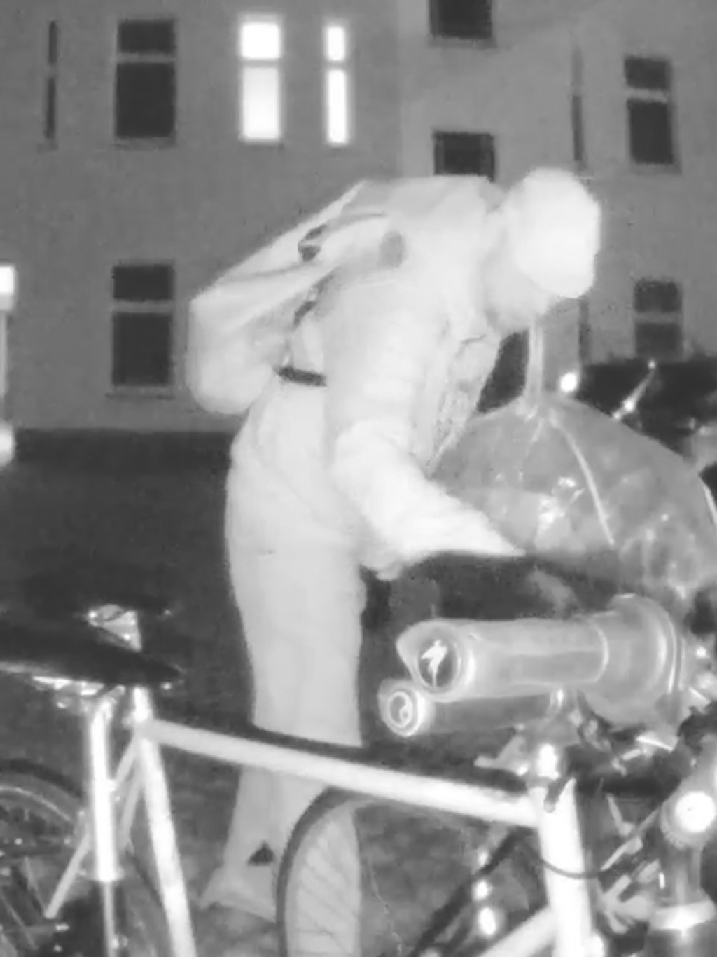 Die Polizei bittet die Bevölkerung bei der Suche nach dem Tatverdächtigen um Hilfe.