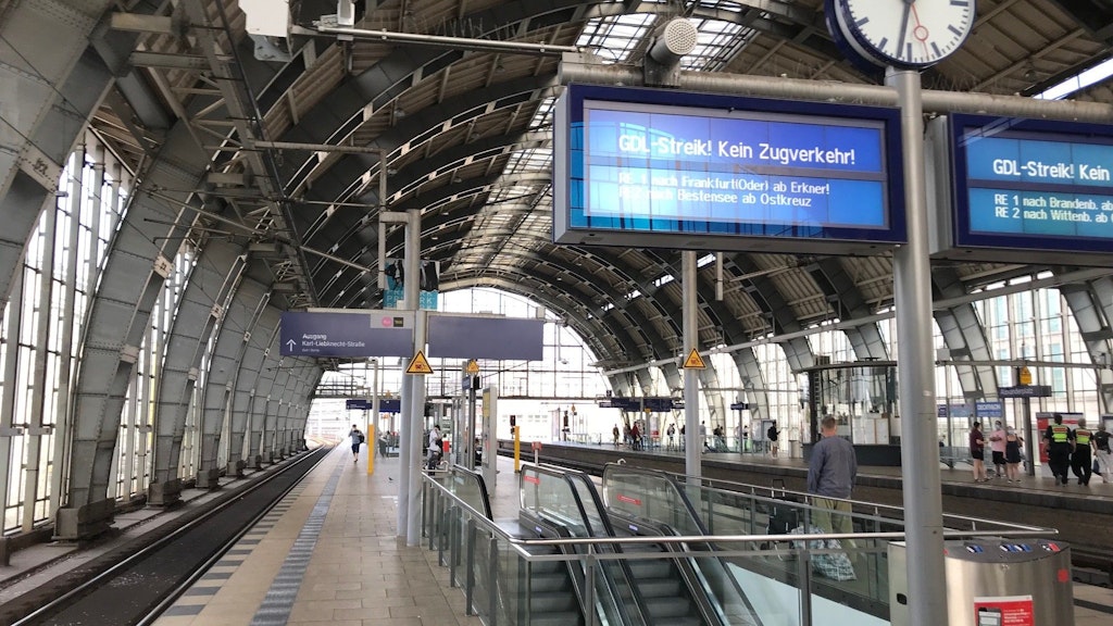 Am Bahnhof Berlin-Alexanderplatz ist am Vormittag nicht viel los.
