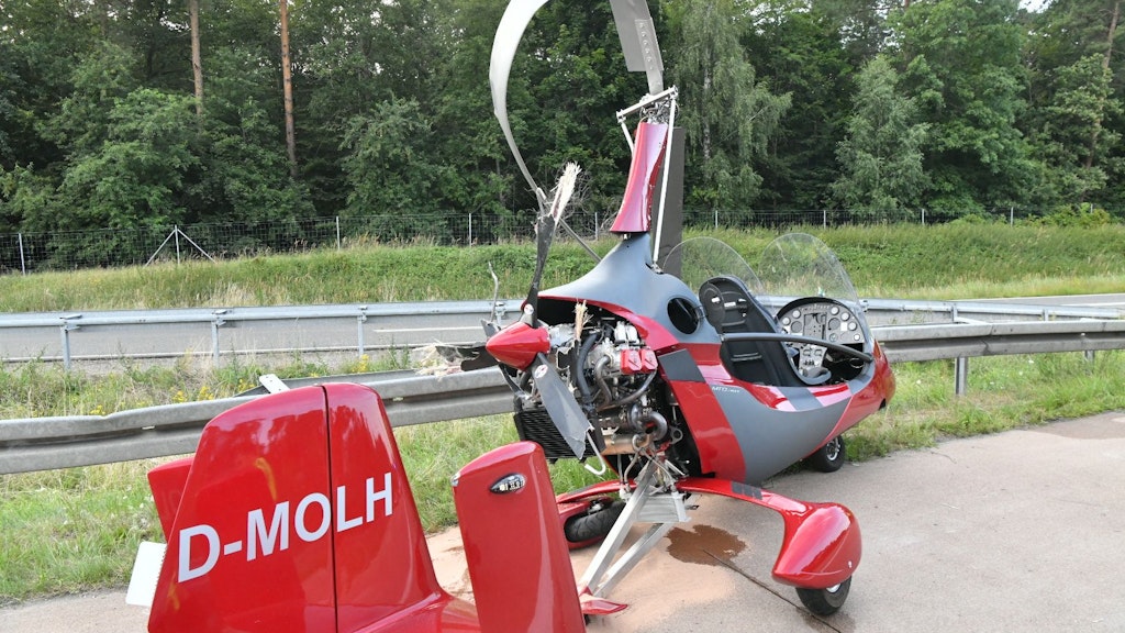 Der beschädigte Tragschrauber steht nach dem Absturz auf der Autobahn.