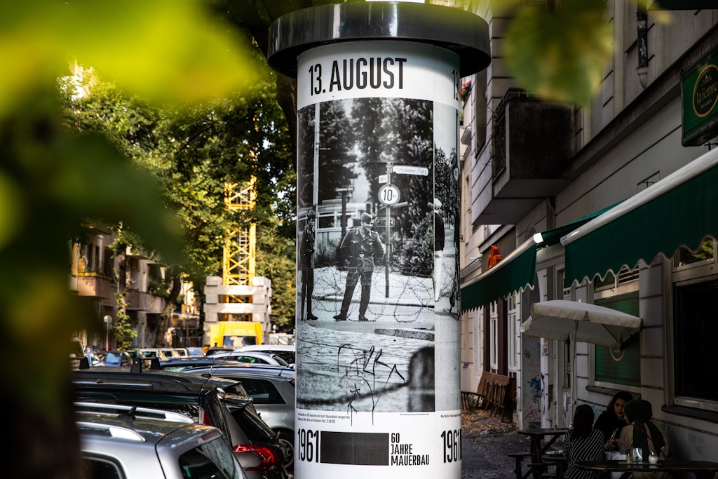 Am Kottbusser Damm steht eine Litfaßsäule mit einer der historischen Aufnahmen.