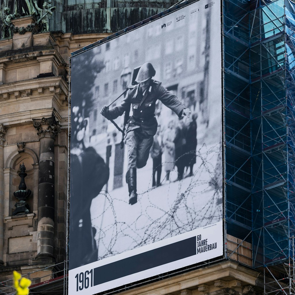 Auch am Berliner Dom erinnert ein Plakat an den Mauerbau.