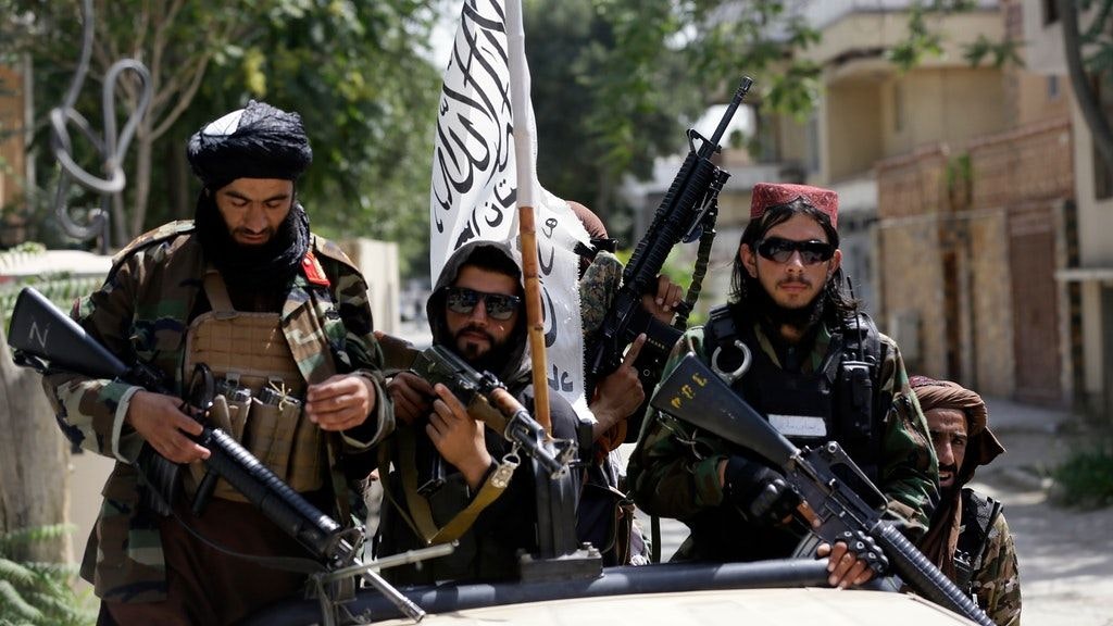 Bewaffnete Taliban-Kämpfer patrouillieren am Donnerstag in Kabul.