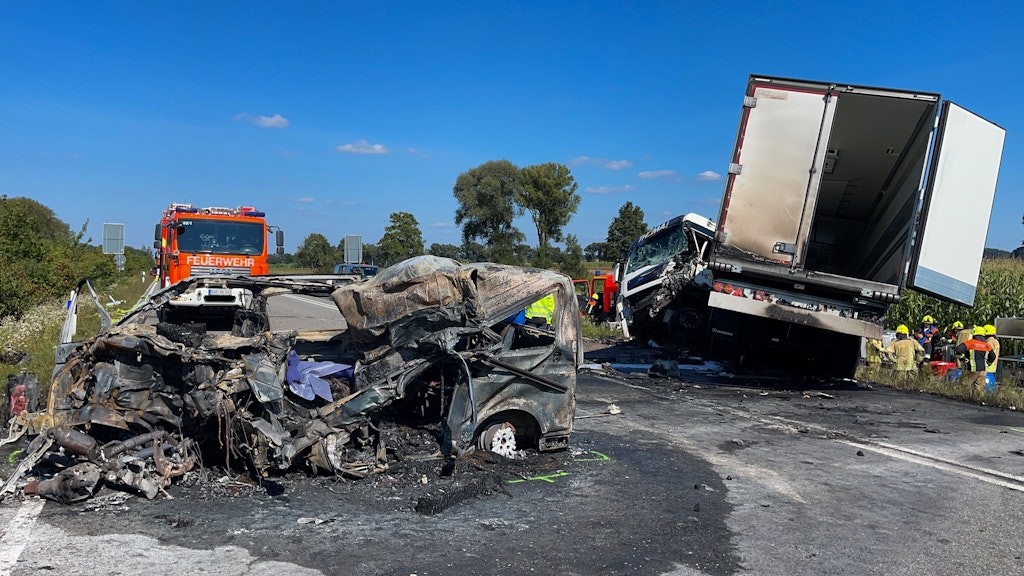 Das ausgebrannte Wrack eines Fahrzeugs nach dem tödlichen Unfall auf der B300 bei Schrobenhausen. Nach der schweren Explosion in Rohrbach an der Ilm prüft die Polizei einen Zusammenhang mit dem Autounfall.