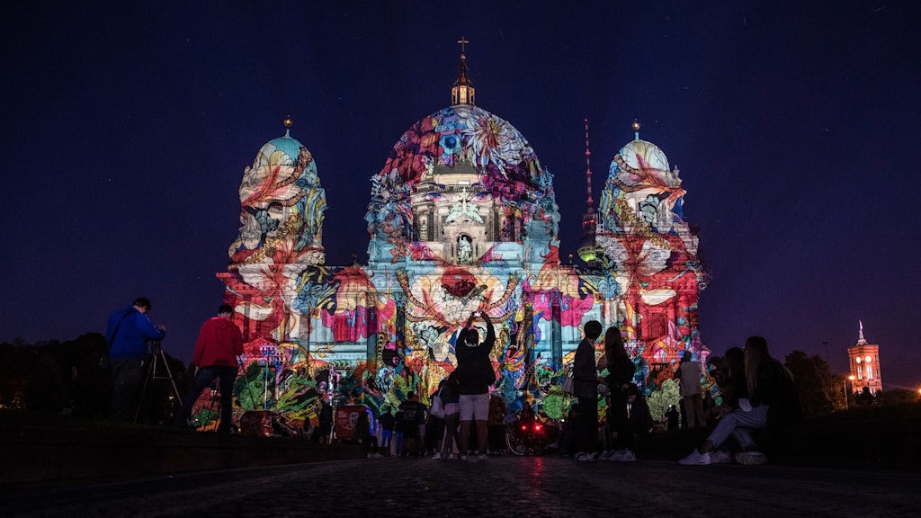 Besucher bestaunen den illuminierten Berliner Dom.
