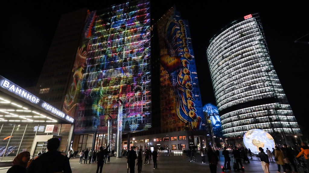 Verschiedene Gebäude auf dem Potsdamer Platz nehmen an der Lichtershow teil.