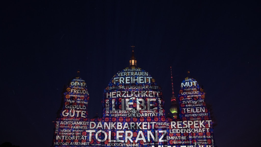 „Toleranz“, „Liebe“ und „Freiheit“ stehen in Großbuchstaben ebenfalls auf dem Berliner Dom.