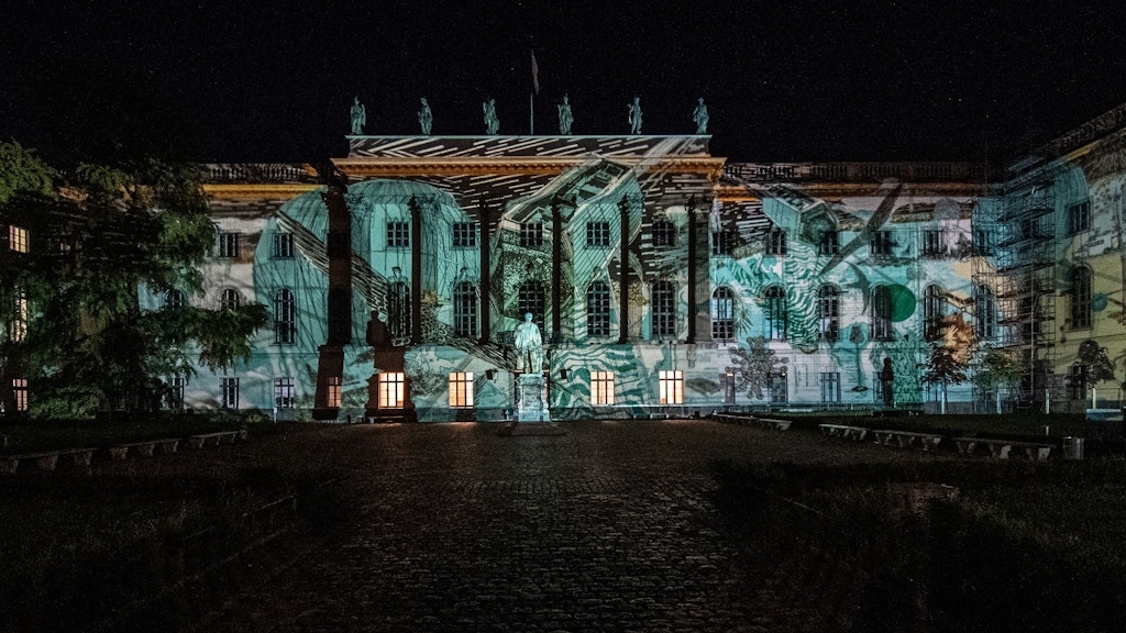Illuminiert ist zum Auftakt des 17. Festival of Lights auch das Hauptgebäude der Humboldt-Universität an der Straße Unter den Linden.