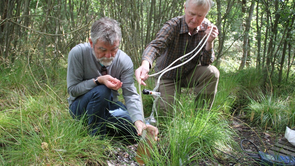 Die Wissenschaftler vom Geoforschungszentrum aus Potsdam, Chemiker Gerhard Strauch (links) und Geochemiker Horst Kämpf, nehmen Gasproben aus einer Mofette in der Nähe des tschechischen Ortes Hartousov (Archivbild, 30.07.2015).