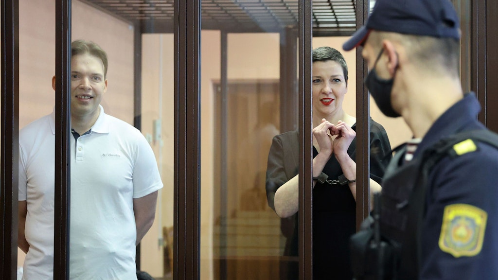 Maria Kolesnikowa (r), Oppositionsaktivisten in Belarus, und Maxim Znak, Rechtsanwalt und führender Oppositioneller in Belarus, stehen hinter Gitterstäben und nehmen an der Gerichtsverhandlung teil.