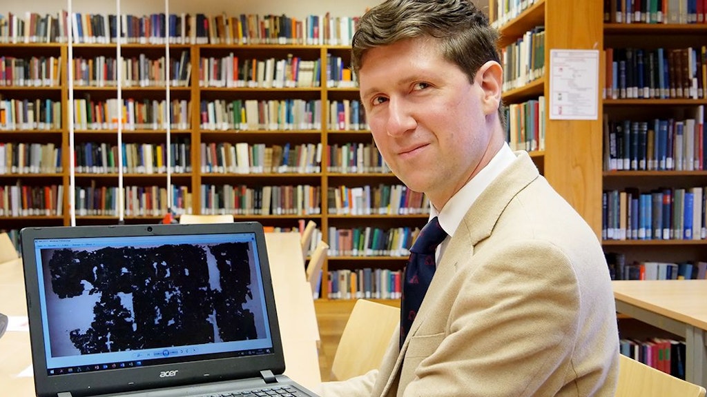 Dr. Kilian Fleischer von der Uni Würzburg entziffert 2000 Jahre alte Papyri. Auf dem Laptop ist der Scan von einem Fragment zu sehen, das der Forscher entschlüsselt.