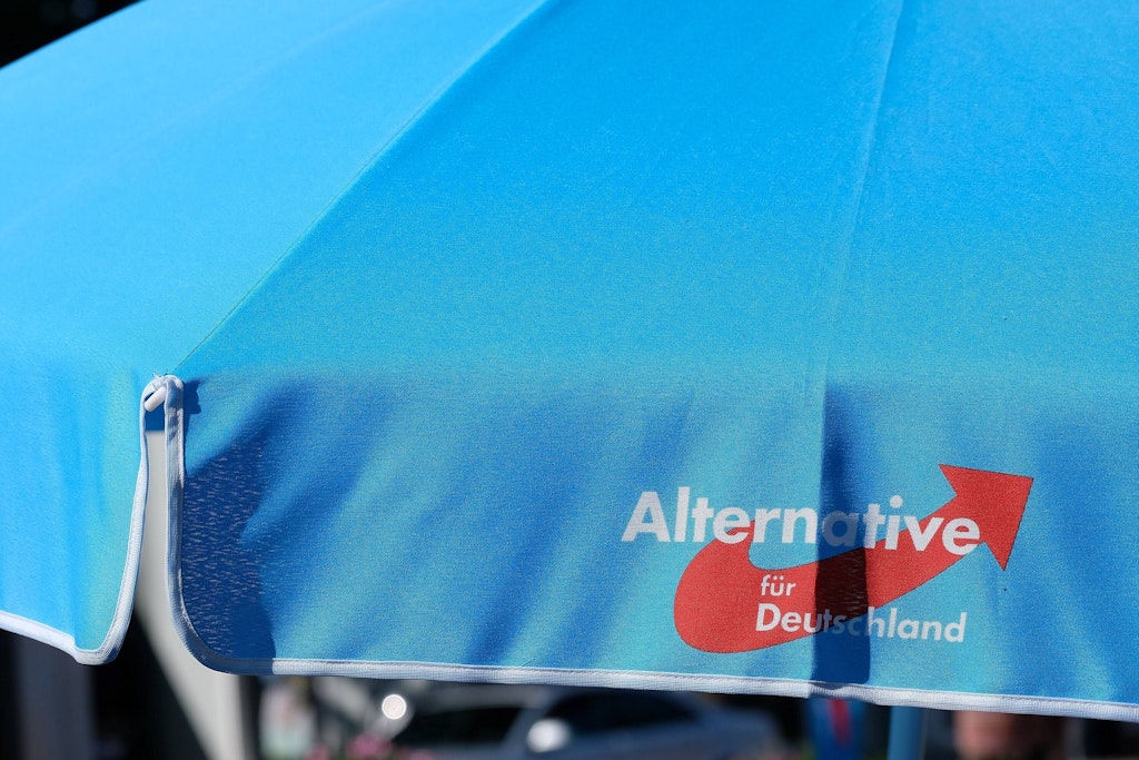 Nach eine Wahlkampfveranstaltung der AfD in Grimma zeigten zwei Männer den Hitler Gruß und riefen „Sieg Heil“ (Symbolbild)