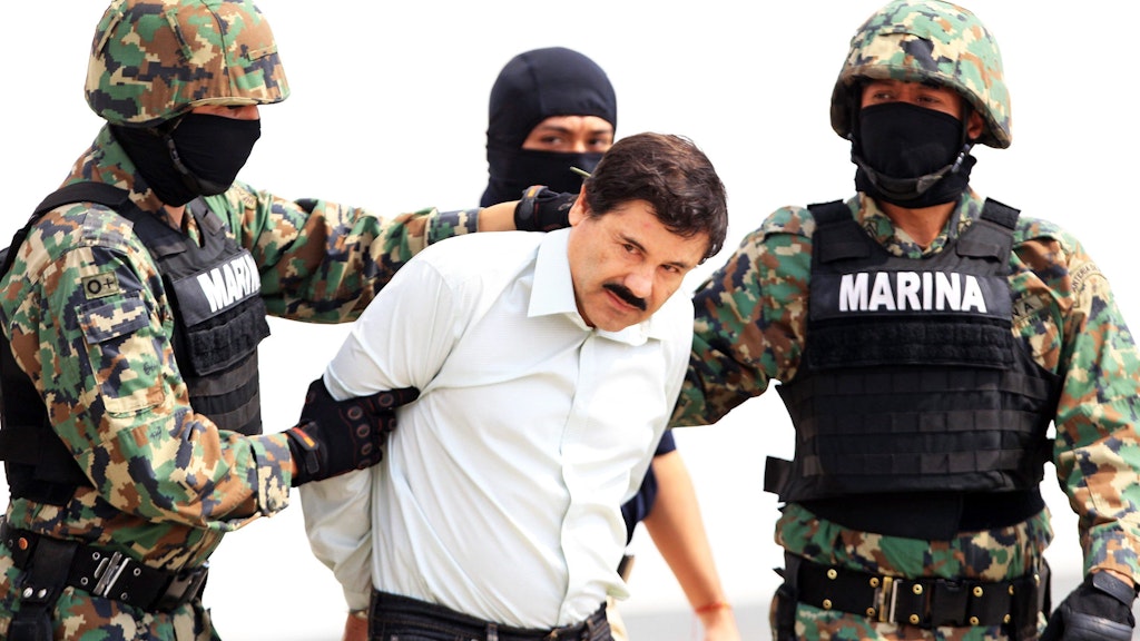 2014: Joaquin „El Chapo“ Guzmán wird von vermummten Mitgliedern der Marine festgenommen. Tage zuvor war der Drogenboss durch Leitungstunneln den Sicherheitskräften entkommen. 