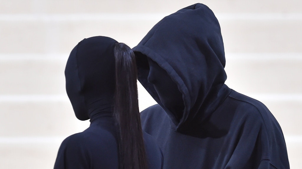 Kim Kardashian trug einen hautengen schwarzen Suit, aus dem nur die zusammengebundenen Haare herauslugten.