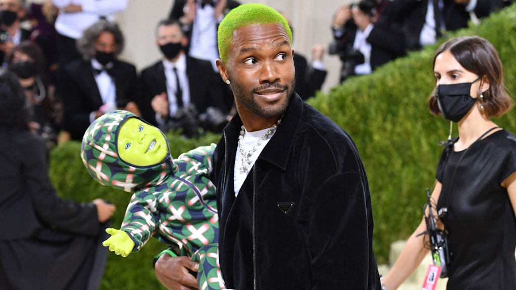 Singer-Songwriter Frank Ocean trug eine grüne Roboterpuppe auf dem Arm.