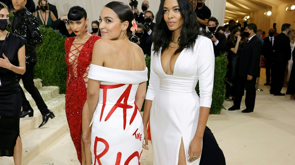 Es wird politisch: Auf dem Rücken der weißen Robe der New Yorker Kongressabgeordneten Alexandria Ocasio-Cortez stand in Rot: „Tax the Rich“.