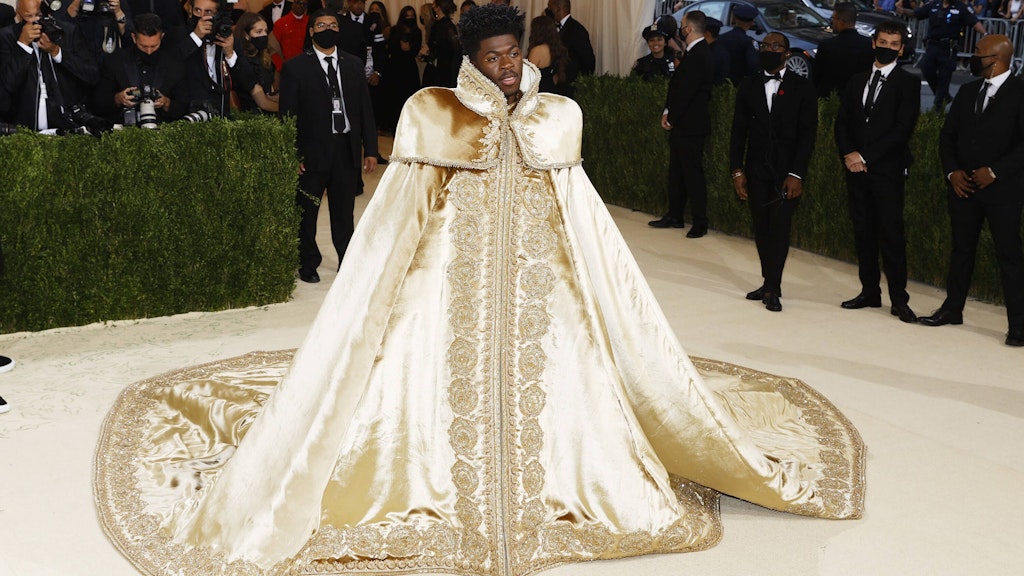 Unter seinem Gewand trug Rapper Lil Nas X eine goldene Ritterrobe.