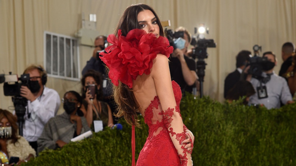 Für Emily Ratajkowski fühlte sich die Met-Gala „bizarr“ an.
