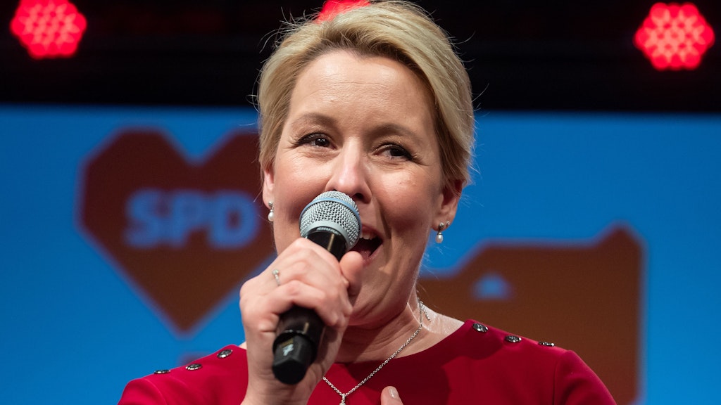 Was für eine emotionale Berg und Talfahrt. Nach bisherigen Hochrechnungen heißt die Wahlsiegerin Franziska Giffey. In den ersten Prognosen hatte sie zurückgelegen. 