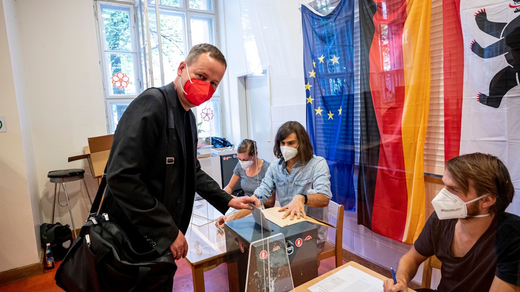 Klaus Lederer (Die Linke), Spitzenkandidat fürs Amt des Regierenden Bürgermeisters in Berlin, gibt am Nachmittag seine Stimme im Wahllokal in Berlin-Prenzlauer Berg ab. Noch ist er Kultursenator. Ob Lederer das auch nach der Wahl sein wird, ist offen. 