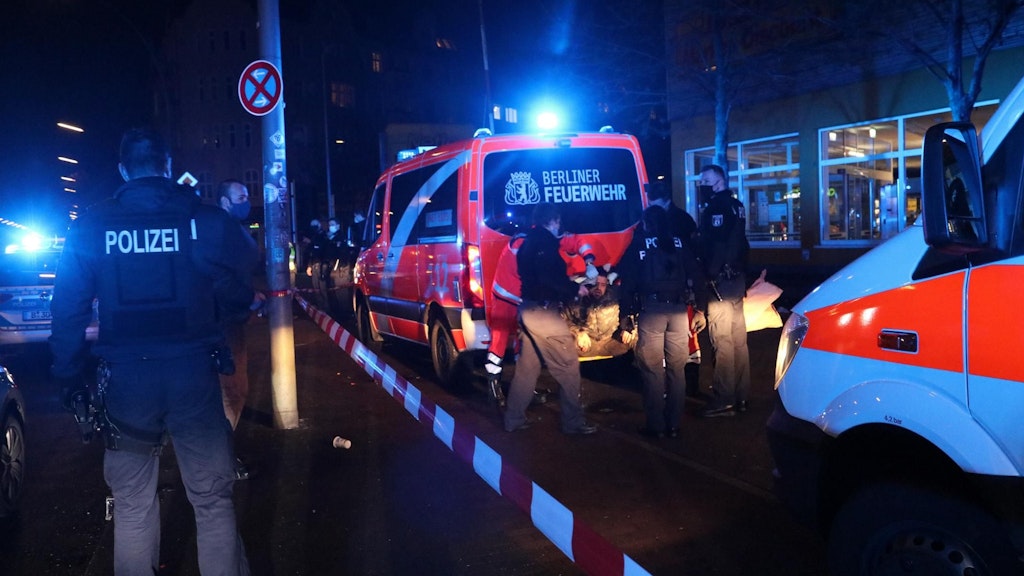 In der Neuköllner Sonnenallee ist es zu einem Streit mit Verletzten gekommen. Ein Tatverdächtiger soll mit Reizgas besprüht worden sein. Zwei weitere erlitten Stichverletzungen.