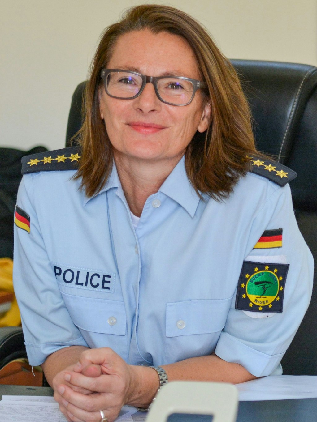 Die 53-jährige Polizistin Antje Pittelkau an ihrem Schreibtisch in Niger. 